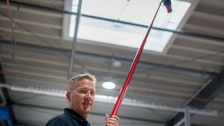 Richard Langen bei der Melderprüfung: Die Mängelquote bei Brandmeldeanlagen ist deutlich angestiegen. (Bild: LK Recruiting/Luc Wömper)