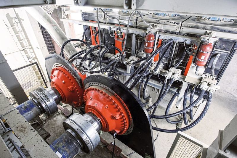 Die Wopfinger Baustoffindustrie GmbH hat die elektromechanische Antriebstechnik von bestehenden Rollenpressen auf hydraulische Direktantriebe von Rexroth umgerüstet. Wie sich das auf die Verfügbarkeit der Anlagen ausgewirkt hat, lesen Sie hier. (Bosch Rexroth)