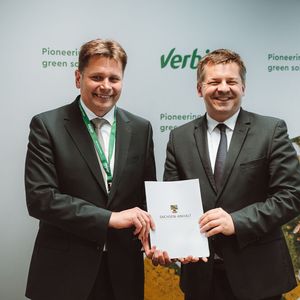 Sachsen-Anhalts Wirtschaftsminister Sven Schulze übergibt den Fördermittelbescheid an Theodor Niesmann, CTO Verbio (Bild:  Verbio)