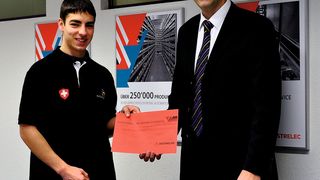 Basil Brunner (à gauche sur la photo), vice-champion du monde en catégorie «Elecronique industrielle» au mondial des Métiers 2011 à Londres, reçoit son chèque de 500 fr. (Image: Distrelec)