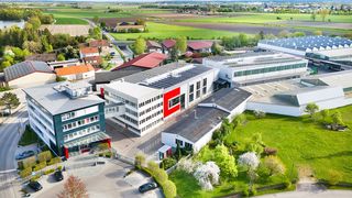 Der Blick auf den Grenzebach-Standort Hamlar. Dort wurde jetzt Unternehmensgeschichte geschrieben. Denn seit Kurzem gibt es zwei neue eigenständige Firmen unter diesem Dach. Die eine ist Spezialistin für die additive Fertigung, die andere für das Rührreibschweißen ... (Bild: Grenzebach)