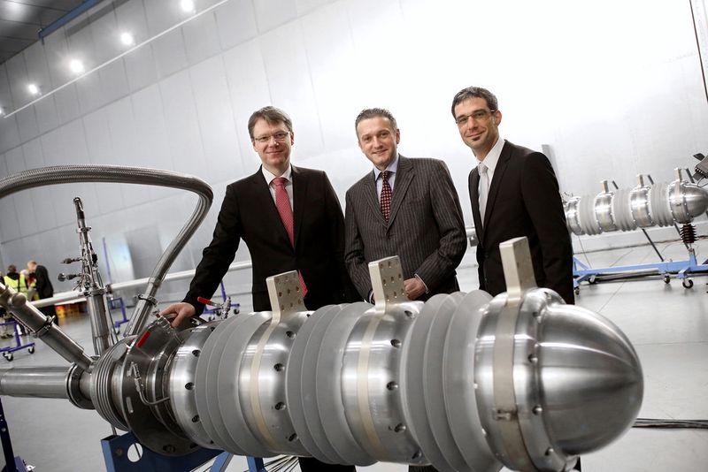 1986 entdeckte der Nobelpreisträger Georg Bednorz die Hochtemperatur-Supraleiter. Diese lassen sich mit flüssigen Stickstoff anstelle von Helium kühlen. Das Stromkabel des Ampa Ctiy-Projekts besteht aus diesem Material. (Bild: RWE/ Euromediahouse)