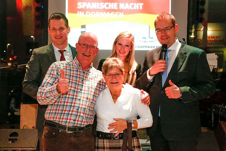Centerleiter Marco Teichert (li.) und Moderator Marc Pesch (re.) hatten noch eine Überraschung: Unter allen Gästen wurde eine einwöchige Urlaubsreise für zwei Personen in einem 5-Sterne-Hotel auf den Balearen verlost. (Foto: Seat)