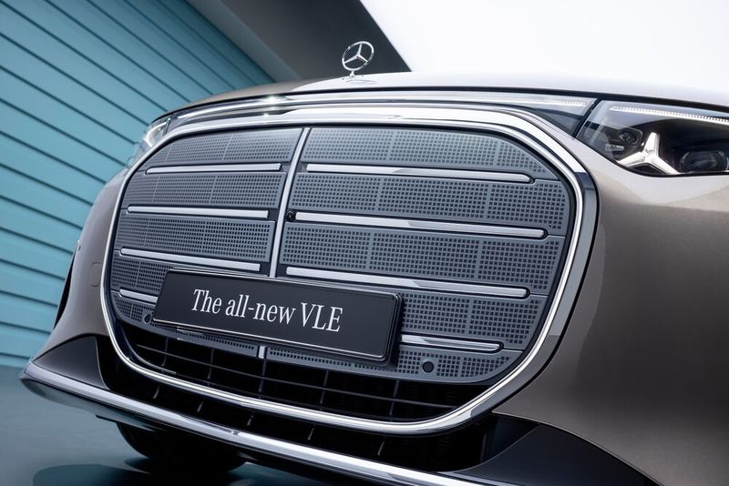 Der VLE trägt das mit dem GLC EQ eingeführte Kühlergrilldesign. (Bild: Mercedes-Benz)