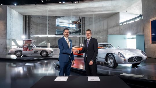 Mercedes-Vertriebsvorstand Mathias Geisen und Muhammad Binghatti, Vorsitzender von Binghatti Developers, unterzeichnen den Vertrag für das gemeinsame Projekt in Dubai (zum Vergrößern bitte anklicken).(Bild:  Mercedes-Benz AG)