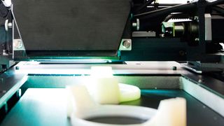 Pöppelmann stellt Spritzgusswerkzeuge additiv aus Kunststoff her. (Bild: Pöppelmann)