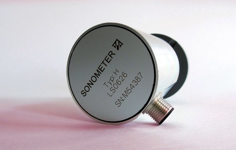 Der kompakte Sensor integriert Schallwandler und Elektronik in einem Gehäuse aus eloxiertem Aluminium. (Sonotec)