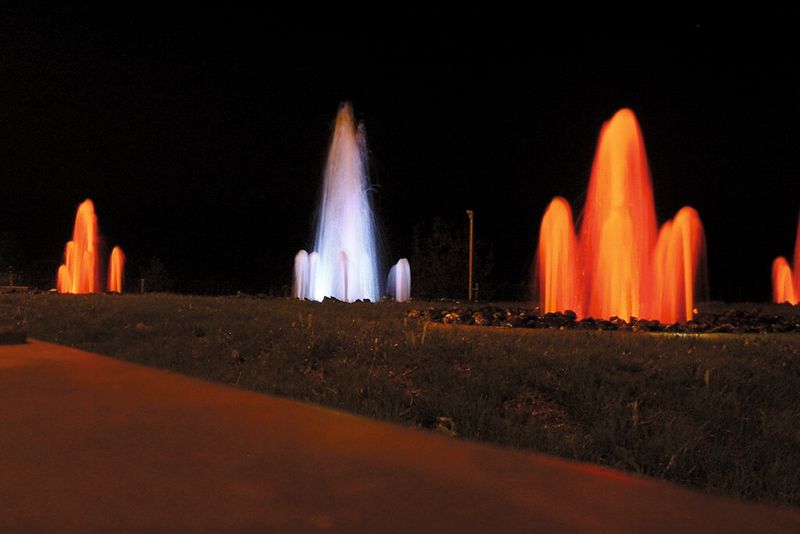 Sobald es dunkel wird, werden die Brunnen überdies mit zeitgesteuerten Farbwechseln inszeniert. (Bild: Eaton)