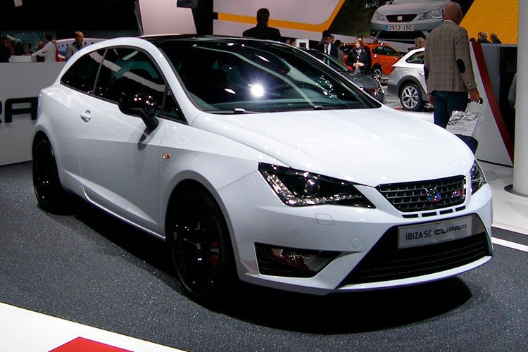 ... und den kleinen Sportler Seat Ibiza Cupra. (Foto: Grimm)