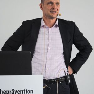 Dirk Steiner, Arbeitsbereichsleiter D12 der für Geldwäsche zuständigen Zollabteilung Financial Intelligence Unit (FIU), zeigte den richtigen Umgang mit Verdachtsmeldungen auf.(Bild:  Baeuchle/»kfz-betrieb«)