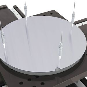 Bei der Luftspaltmessung von Glasmasken und Wafern mit dem interferoMeter IMS5200 wird das polychromatische Licht senkrecht auf Glas und Wafer gerichtet.(Bild:  Micro-Epsilon)