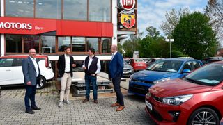 Die Jury des Automotive Business Awards besuchte die sieben Top-Betriebe, die sich in der Kategorie „Vertrieb“ beworben und die sich im Wettbewerberfeld am besten geschlagen hatten, persönlich. Daneben zeichnet »kfz-betrieb« auch Händler und Werkstätten in den Bereichen „Service“ und „Digitalisierung“ aus. (Bild: Simon/»kfz-betrieb«)