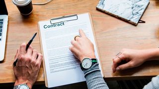 Der Weg zum Arbeitsvertrag verläuft mittlerweile oft anders: Unternehmen müssen sich im „War for Talents“ um Fachkräfte bewerben und sie von sich überzeugen – Stichwort Reverse Recuiting. (gemeinfrei)