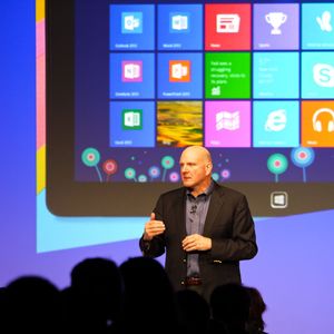 Der damalige Microsoft-CEO Steve Ballmer bei einer Windows-8-Präsentation.(Bild:  Windows 8 Launch - Steve Ballmer / Dell Inc. / CC BY )