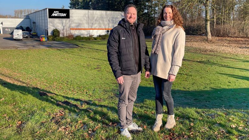 Christian Kuhlmann und Ines Platz aus der Aftersales-Leitung der Auto-Mattern-Gruppe am zukünftigen Nutzfahrzeug- und Wohnmobilzentrum in Bielefeld.(Bild:  Mattern GmbH)