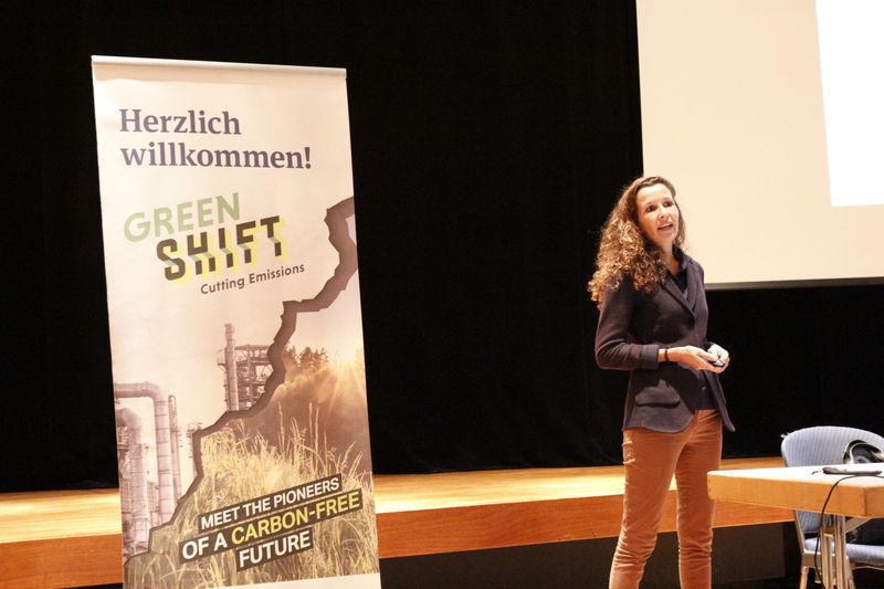 Themenspecial Green Shift: Nachhaltigkeit im Labor Wie die Miniaturisierung der Probenvorbereitung auf Nachhaltigkeit einzahlt, machte Dr. Stefanie Scholz von Gerstel in ihrem Vortrag deutlich. Durch Einsparen von Lösemittel lässt sich so oftmals der Umwelt-Fußabdruck in der GC/MS- und LC/MS-Analytik deutlich verbessern – ohne Einbußen in der Ergebnisqualität.   Mehr Infos zu den kommenden LAB-SUPPLY-Messen finden Sie auf www.lab-supply.info.  (LABORPRAXIS, C. Lüttmann)