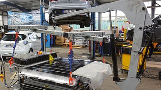 Für Ein- und Ausbau der schweren Batterien benötigen Kfz-Betriebe spezielle Hebetische und Kräne.  (Bild: Rosenow – »kfz-betrieb«)