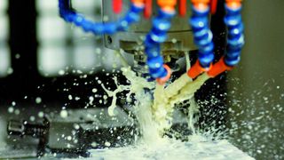 Bild 1: In Kühlschmierstoffen sammeln sich Bakterien. Ein schwedisches Unternehmen will die Flüssigkeiten ohne Biozid reinigen. (Bild: Wallenius Water)