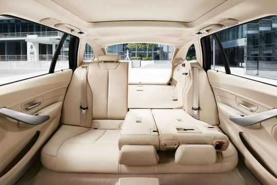 Vor Audi und Mercedes: Das Gepäckabteil des neuen 3er Touring fasst bis zu 495/1.500 Liter. Beim Audi A4 Avant (490/1.430) und dem T-Modell der Mercedes C-Klasse (485/1.500) sind es weniger. (Foto: BMW)