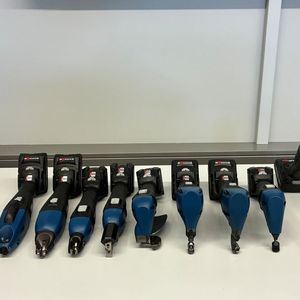 Weil Trumpf diverse Elektrogeräte mit Akku-Betrieb für die Blechbearbeitung bieten kann – hier eine kleine Auswahl – finden Anwender mit Sicherheit das Richtige für sich ...(Bild:  Trumpf)