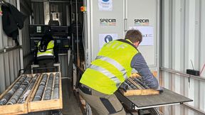 Transportabler Scanner für Bohrkerne, die in Kisten liegend mit Hilfe hyperspektrale Bildgebung analysiert werden. (Bild: HZDR/Anne-Kristin Jentzsch)