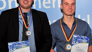 Zwei stahlende Sieger: Sebastian Sievernich (li.) konnte den Wettbewerb der Automobilkaufleute für sich entscheiden, Jahn Stirn siegte bei den Kfz-Mechatronikern. (Schmidt/»kfz-betrieb«)