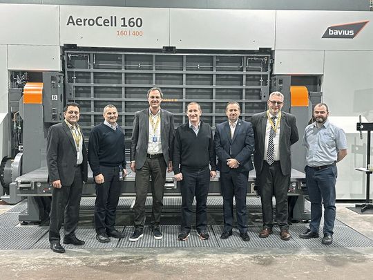 Das Moyola-, Bavius- und Engineering Technology Group-Team vor dem HBZ «AeroCell 160». Die Unternehmen teilen das Engagement für Qualität, technische Exzellenz und Innovationskraft in der Luftfahrtfertigung.(Bild:  Moyola)