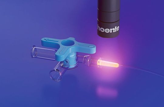 Ein orange fluoreszierender UV-Klebstoff, der die Schläuche verbindet, wird mit einer Hoenle Bluepoint LED ausgehärtet.(Bild:  Hoenle)