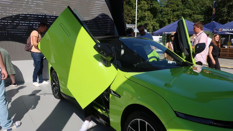 Das Modell P9 fällt unter anderem durch die nach oben schwenkende Flügeltür auf. (Bild: Grimm – VCG)