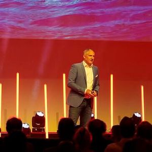 Louis Garnier begrüßt die zahlreichen Gäste zu den Fujitsu Experience Days in München. (Bild: Fujitsu)