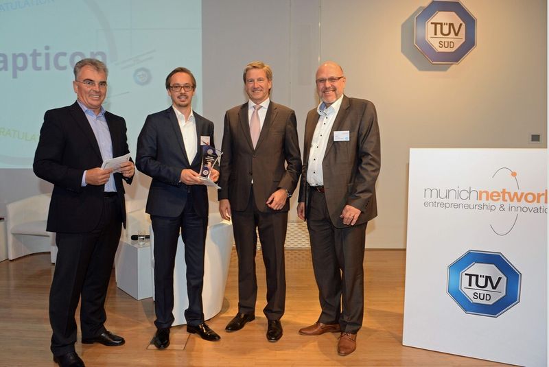 Die Experten aus Gruibingen bei Stuttgart, die sich mit cyber-physischen Systemen befassen, erhielten die Auszeichnung im Rahmen des Smart Factory Innovation Forums in München. (Bild: Synapticon)