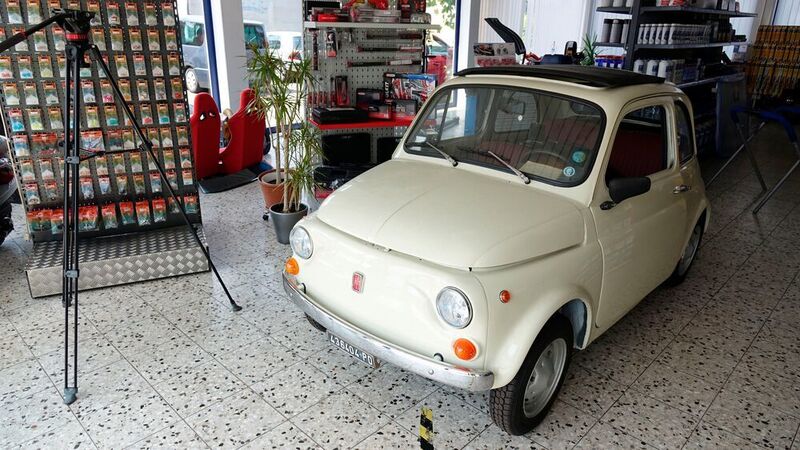 Dass ein Fiat 500 im Showroom eines italienischstämmigen Unternehmers steht, ist nicht ungewöhnlich – wohl aber die Vorbesitzerin: Sophia Loren. (Rosenow, Schreiner/»kfz-betrieb«)
