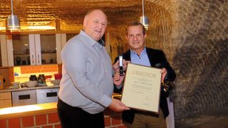 Helmut Peter (l.), Präsident des Kfz-Landesverbands Thüringen, erhielt aus den Händen von ZDK-Vizepräsident Thomas Peckruhn die Goldene Ehrennadel des Zentralverbands. (Bild: Zietz – »kfz-betrieb«)