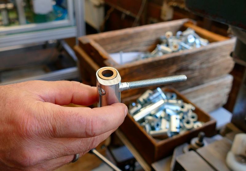 Ein Anuba-Einbohrband, das für eine lange Funktionsfähigkeit mit einem Gleitlager ausgestattet ist.  (Kuhn)