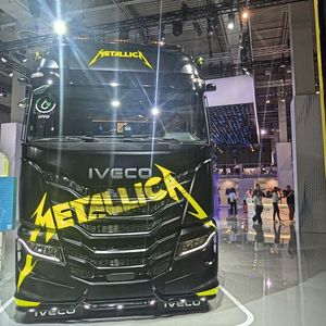 Iveco hat die Europa-Tournee der Metal-Giganten „Metallica“ gesponsert und legt zu dem Anlass ein Sondermodell auf.(Bild:  Simon - VCG)