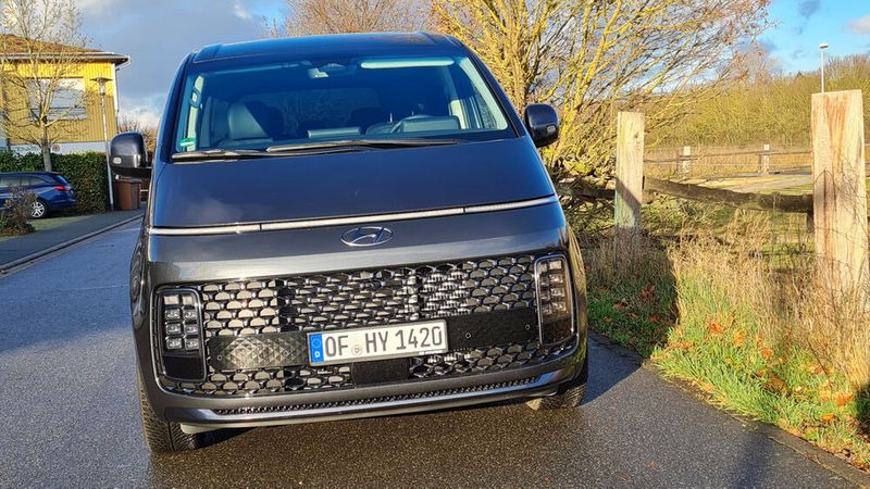 Die Frontpartie des neuen Hyundai Staria mit dem riesigen Kühlergrill und den senkrecht angeordneten Leuchteneinheiten mit jeweils acht LED-Segmenten versprechen eine Technologie der nächsten Generation. (Bild: Autoren-Union Mobilität/Michael Kirchberger)