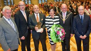 Der Wirtschaftspreis der Stadt Münster wurde im Rathausfestsaal verliehen: (v.l.) Georg Berding, Dr. Thomas Robbers, Preisträger Wolfgang Fritsch-Albert, seine Ehefrau Renate Fritsch-Albert, Markus Lewe und Friedhelm Schade. (Bild: Westfalen AG)