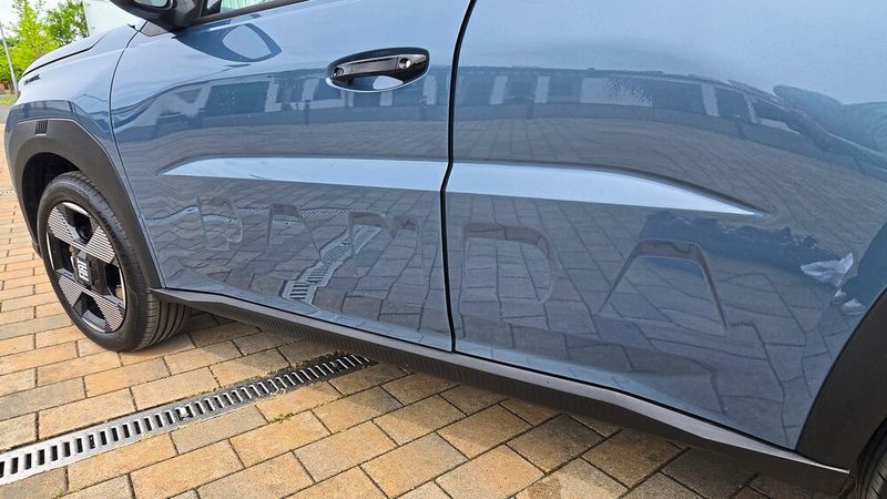 Freunde der Markenbildung kommen bei dem Fahrzeug auf ihre Kosten. Die Worte „Fiat“ und „Panda“ finden sich an verschiedenen Stellen am Auto, so an den Türverkleidungen außen. (Bild: Mauritz – VCG)