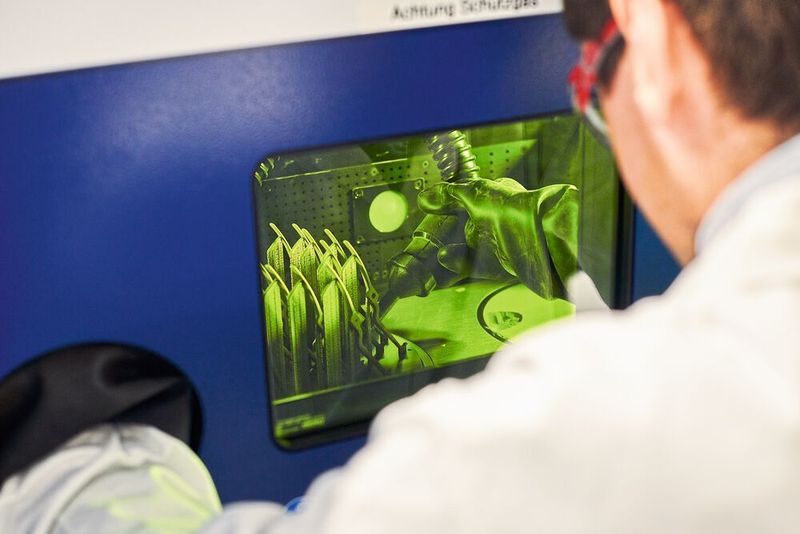 Nach dem Aufbau aus dem Pulverbett lässt sich das fertige Bauteil mithilfe des in der Truprint 2000 integrierten Pulverförderers innerhalb der Prozesskammer vom Pulver befreien.  (Benedikt Schnermann/Trumpf)