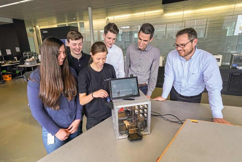 Studierende verschiedener Fachrichtungen der Dualen Hochschule Baden-Württemberg entwickeln den Trumpf-Cube.
Im Bild v.l.n.r.: Livia Greisiger, Kai-Uwe Hüber, Daniela Schindler, Julian Gergen, Daniel Stannard (Digital Instructor) und Torsten Klaus (Head of Technical Apprenticeship) mit ihrem Digitalen Schlüsselkasten. (Trumpf/ Weise)