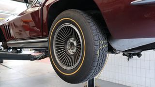 Dem Cabriolet der Corvette-Baureihe C2 wurden bei einer verschleißbedingten Umbereifung vier neue Reifen mit Höhenschlag montiert. An der Fehlerdiagnose waren drei Werkstätten beteiligt. Erst die dritte Werkstatt hatte Erfolg. (Bild: Diehl – VCG)