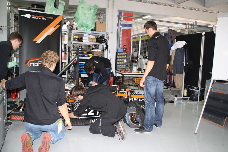 Ein Blick in die Box des Teams, das schon seit 2004 an der FSG teilnimmt. Seit 2011 treten die Studenten mit einem Elektrofahrzeug an. (Bild: M. Zwettler, konstruktionspraxis)