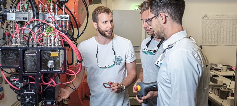 Im hauseigenen Laserlabor entwickelt und optimiert Scansonic neue Anwendungen für seine Bearbeitungsoptiken auf verschiedenen Robotertypen.  (Bild: Scansonic MI GmbH)