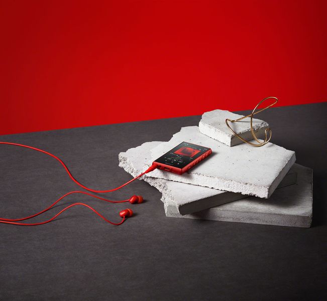 Mit dem Walkman NW-A105 lässt sich auch der h.ear Bügelkopfhörer WH-H910N kombinieren. (Sony)