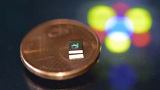 Kleiner, integrierter Farbsensor regelt LED-Leuchten. (Fraunhofer IIS)