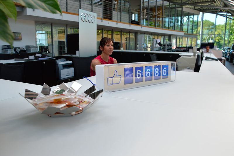 Der Empfang mit (Facebook-)Counter. (Achter / »kfz-betrieb«)