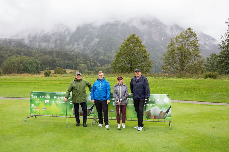 Brigitte Waanders fühlt sich wohl in der Männerriege: (v. l.) Gerry Steinberger (HPE), Florian Specht (Fortinet) und Peter Vrzal (SBIT) (Bild: © Hans Breitenfellner (hochzeit-in-bildern.de))