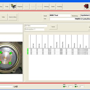 Ein wesentlicher Vorteil der Tool-Station ist die integrierte Werkerführung. Sie zeigt die Anzugsreihenfolge (siehe nächsten Screenshot 1, Beispiel Lagerdeckel) sowie den Arbeitsfortschritt leicht erkennbar an (siehe übernächsten Screenshot 2: vollendeter Arbeitsschritt an den vier Schrauben der Schleifscheibe). Gespeichert werden zudem die konkreten Anzugswerte. Um eine eindeutige Zuordnung zu erhalten, gibt der Mitarbeiter zuvor Zug- und Wagennummer sowie die jeweilige Achse und Zug-Seite an. Alle Werte werden auf einem Server gespeichert und ausgedruckt zur Dokumentation abgelegt.