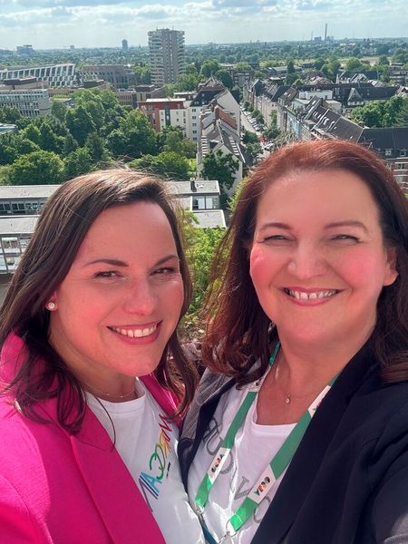 The place to be mit Sabrina Hoefs (l., ALSO) und Lilli Kos (IT-BUSINESS) (Bild: Vogel IT-Medien GmbH)