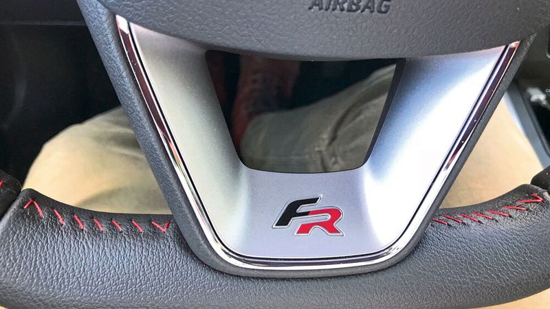 Im Inneren künden FR-Applikationen von Fahrspaß, der allerdings jetzt nicht übertrieben üppig ausfällt. (Bild: Grimm/»kfz-betrieb«)